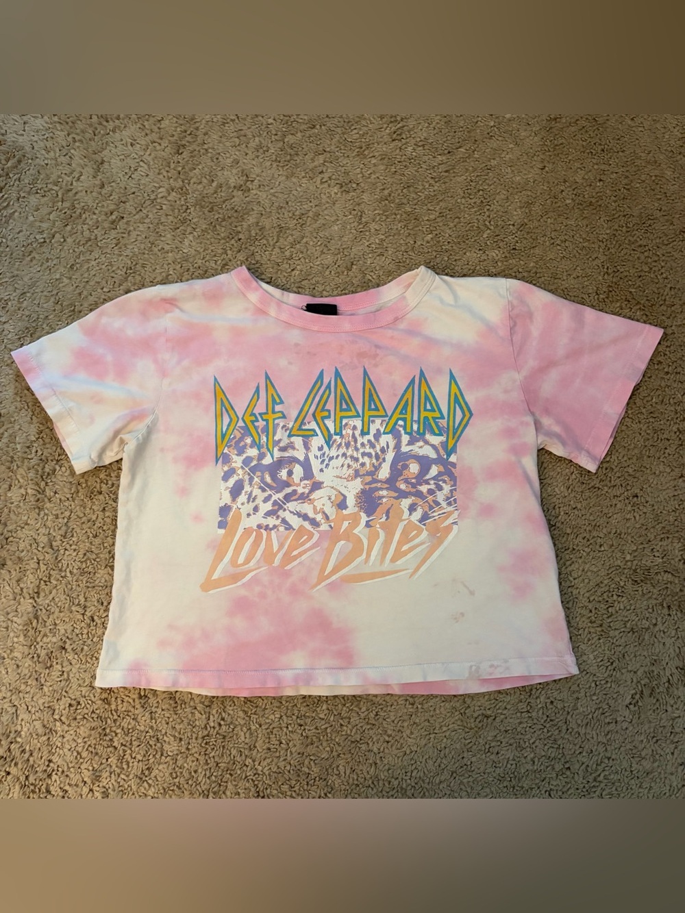AE Studio Def Leppard Cropped Graphic T-Shirt | Light Pink | Size Medium
